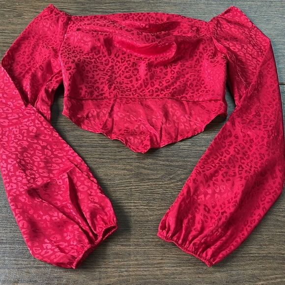 South Moon Under Hashtag Leopard Embossed Handkerchief Hem Top in Red - Picture 4 of 12